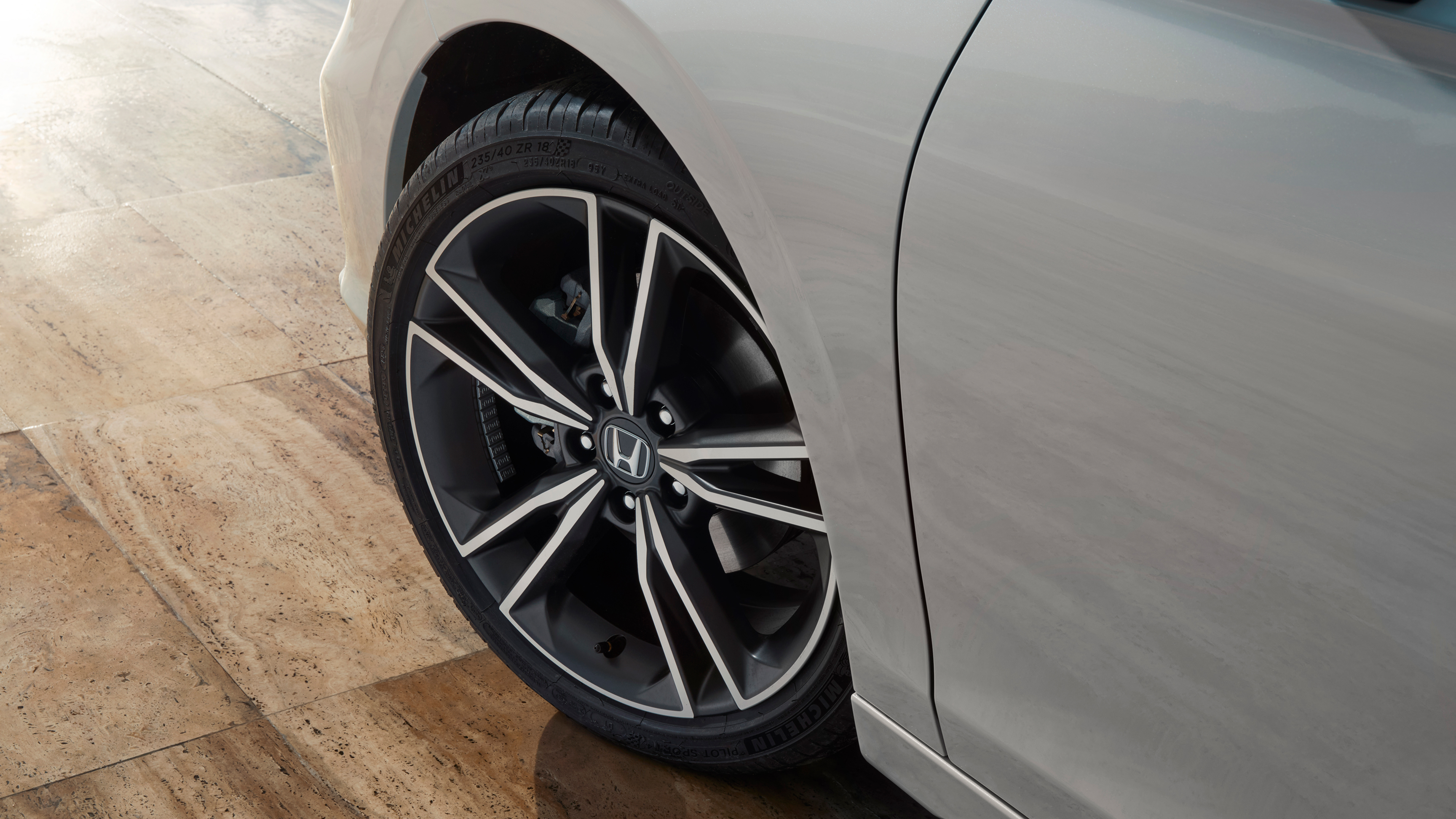 Close-up van de lichtmetalen velg van de Civic Hybrid. 